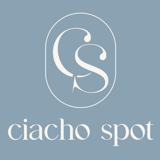 Logo Ciacho Spot z dużym, stylizowanym "CS" w okręgu i napisem pod spodem.
