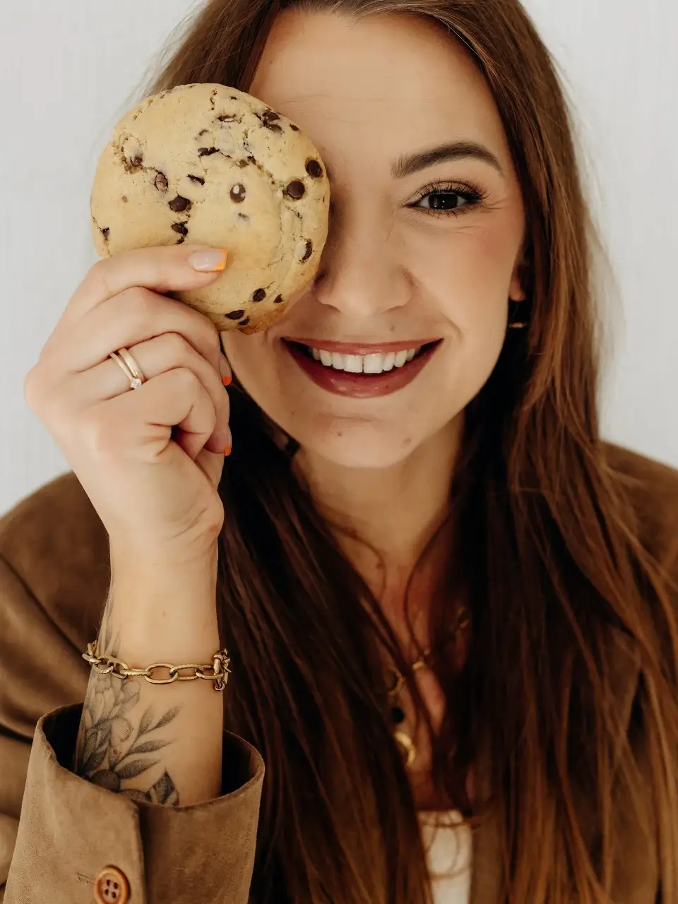 Iza Łopata Wójcik z uśmiecjem i swoim Crumble Cookie