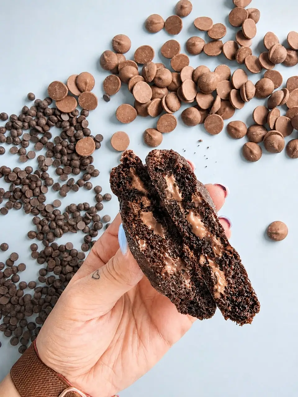 Widok ciastka Crumble Cookies w środku, z roztapiającą się czekoladą