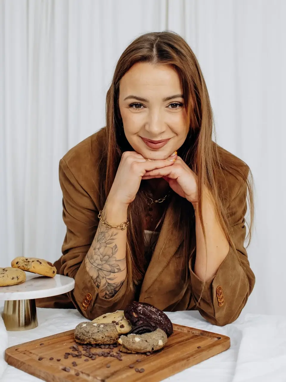Iza Łopata - Wójcik, z tacką pełną ciastek.