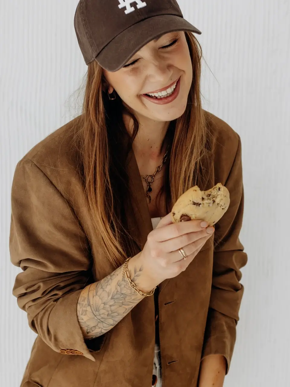 Ugryzione ciastko Crumble Cookies w ręce Izy