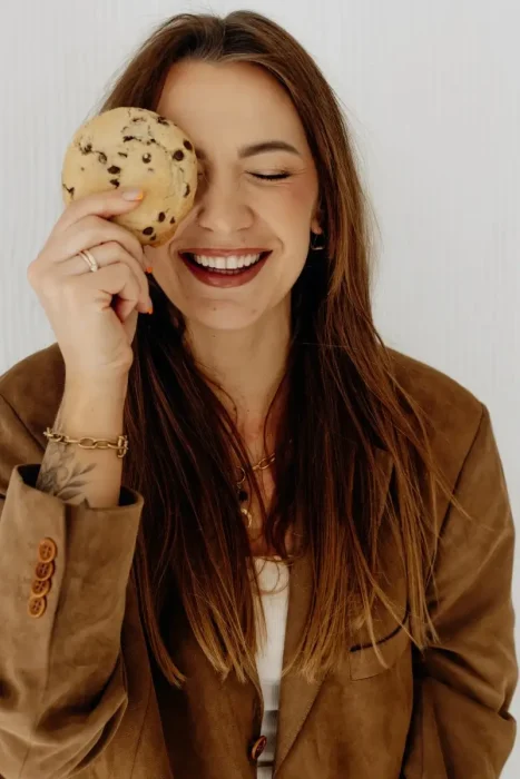 Iza Łopata Wójcik prezentująca Crumble Cookies